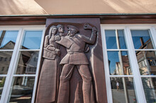 Relief Büttel Mit Schelle Und Marktfrauen An Hauswand Mit Sprossenfenstern