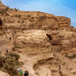 Turyści na szlaku górskim Jordania