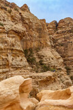 Fototapeta  - Turyści na punkcie widokowym masyw górski Dżabal asz-Szara Jordania
