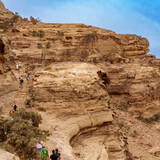Fototapeta  - Turyści na szlaku górskim Jordania