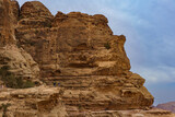 Fototapeta  - Turyści na szlaku masyw górski Dżabal asz-Szara Jordania