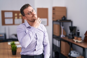 Poster - Young hispanic man at the office cutting throat with hand as knife, threaten aggression with furious violence