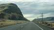 Straße in Idaho ohne Verkehr an einem bewölkten Tag, in den USA.