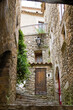 Saint-Montan, enge Gasse mit Steintreppe im mittelalterlichen Dorf mit Charakter an der Ardèche
