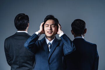 Poster - 上司の間で悩む若いビジネスマン