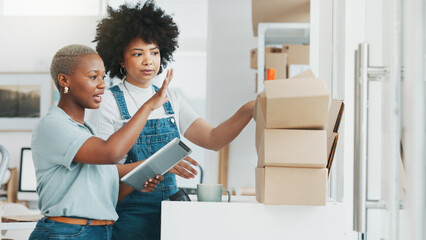Aufkleber - Ecommerce planning, tablet shipping and women talking about delivery box, collaboration with stock in office and working in retail industry at work. African employees speakinfg about cargo with tech