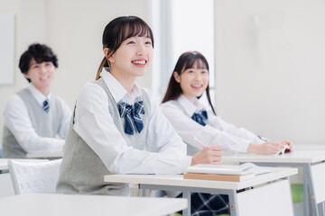 教室で授業を受ける学生