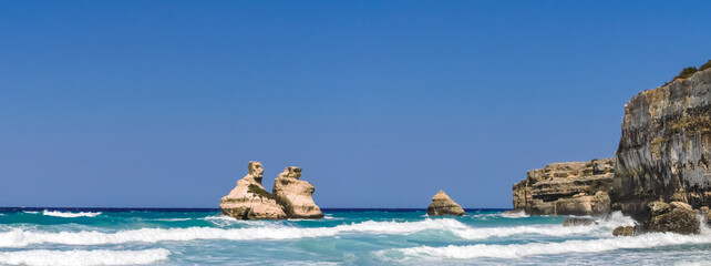 Acantilados y afloramientos en playa de Torre dell'Orso, Lecce, Italia. Afloramiento de Le Due Sorelle en italiano que significa las dos hermanas.