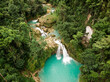 Drohnenfoto von Wasserfall auf den Philippinen - Kawasan Falls auf cebu