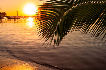 Sticker - Coucher de soleil sur plage paradisiaque de l’île Maurice 