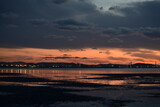 Fototapeta Morze - 夕暮れ時の江川海岸の干潟と対岸に望む工場群