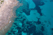 bateau dans un lagon naviguant sur une mer avec l'eau bleue azure et transparente. esprit de vacance. Majorque (Mallorca), iles Baléares, Mer Mediterrannée, Espagne