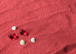 dwa serca czerwone i muszelki na czerwonym piasku z okazji walentynek