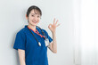 青いクリニックユニフォームを着た医療従事者の女性（医者・医師）
