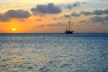 Wall Mural - Secluded turquoise beach in Aruba, Caribbean Blue sea, Duth Antilles