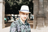 Fototapeta  - Portret chłopaka w kapeluszu i koszuli w egzotyczny wzór, Santa Cruz de Tenerife