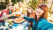 © Davide Angelini - Happy group of friends drinking beer at brewery bar restaurant - Young people having dinner party sitting in pub garden - Life style concept with guys and girls hanging out on summer vacation