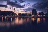Fototapeta Big Ben - Blaue Stunde am Spreeufer mit beleuchteten Gebäuden und Blick auf den Fernsehturm