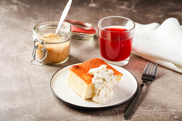 Canvas Print - Appetizing cottage cheese casserole with sour cream. Traditional Russian cuisine for breakfast - Zapekanka