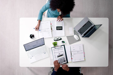 Aufkleber - accountant using online invoice for budget