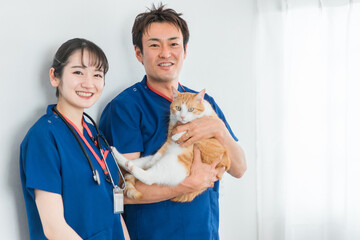 Poster - 猫を抱く動物病院の男女の獣医師（アジア人）