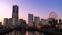 横浜みなとみらいの夕景タイムラプス（2022年12月）/ Twilight In Minato Mirai Taken With Time Lapse. Skyscrapers And Canal Landscape. Yokohama, Kanagawa, Japan.