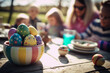 Chasse aux oeufs de Pâques en famille, extérieur, soleil, parents et enfants , tradition (AI)