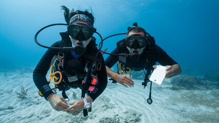 Canvas Print - Man proposing marriage underwater to his fiancee