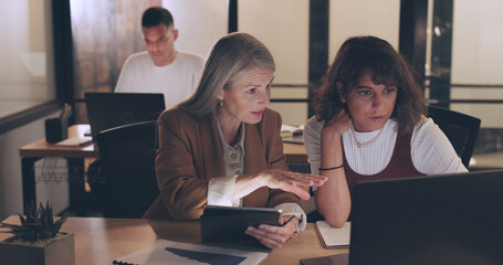 Fototapete - Laptop, tablet and business people teamwork on night project, digital finance portfolio or feedback review of stock market research. Financial economy, investment collaboration and trader trading nft