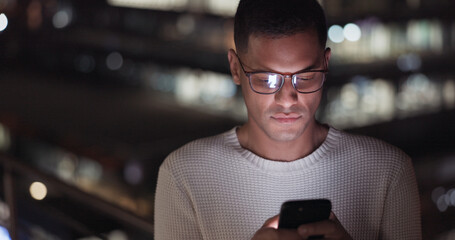 Aufkleber - Business man, phone and night data while online on an urban building rooftop typing email, search or communication for networking on trading app. Entrepreneur on terrace in dark with 5g network
