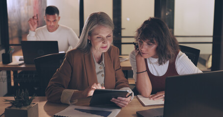 Fototapete - Laptop, tablet and business people teamwork on night project, digital finance portfolio or feedback review of stock market research. Financial economy, investment collaboration and trader trading nft