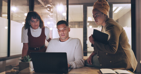 Fototapete - Laptop, tablet and business people teamwork on night project, digital finance portfolio or feedback review of stock market research. Financial economy, investment collaboration and trader trading nft