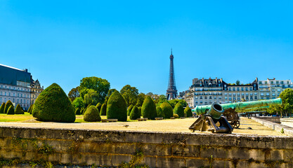 Poster - Historic cannons at les Invalides with Eiffel Tower in Paris, France