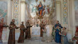 Sacro Monte di Orta in Italien mit Mönch-Holzfiguren vor Altar in Kirchengebäude 