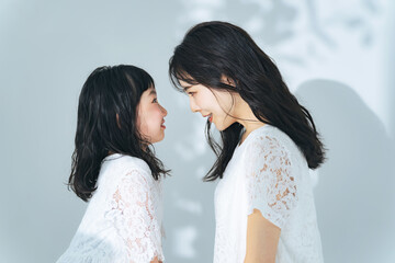 Poster - 見つめ合う女性と女の子　親子の美容イメージ
