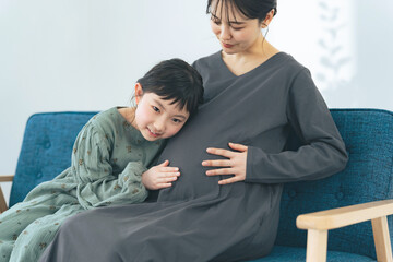 Poster - 妊婦ママのお腹に耳を当てる女の子