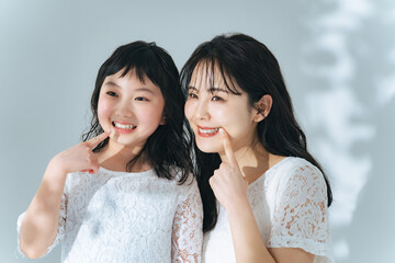 Aufkleber - 歯を見せる女性と女の子　親子のデンタルケアイメージ