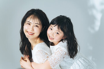 Poster - 寄り添う女性と女の子　親子の美容イメージ