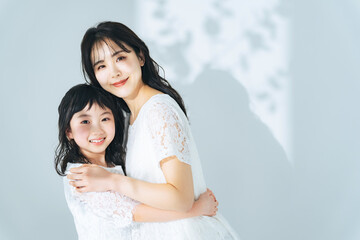 Poster - 寄り添う女性と女の子　親子の美容イメージ