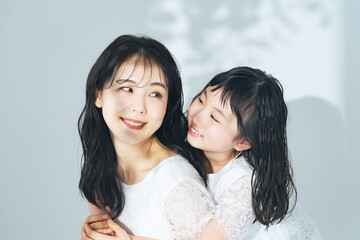 Poster - 寄り添う女性と女の子　親子の美容イメージ