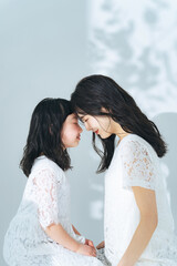 Aufkleber - 寄り添う女性と女の子　親子の美容イメージ