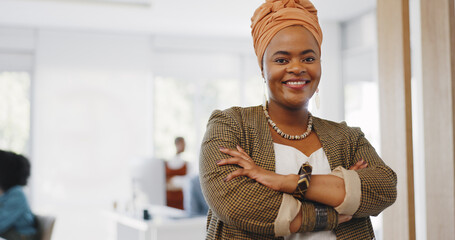 Aufkleber - Face, leadership and black woman with arms crossed in office ready for targets or goals. Boss, ceo and happy female entrepreneur from South Africa with vision, mission or success mindset in workplace