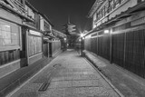 Fototapeta Uliczki - Old street and Yasaka pagoda in Kyoto, Japan