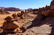 Skały kopczyki z kamieni pustynia Wadi Rum Jordania