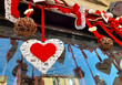 Vetrina del negozio addobbata per la festa di san valentino