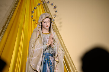 Wall Mural - Statue of the Virgin Mary, the Queen of Peace, in the St James church during the Easter period in Medjugorje, Bosnia and Herzegovina. 2022/04/22.