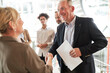 © Robert Kneschke - Älterer Business Mann als Manager beim Händeschütteln