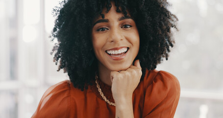 Aufkleber - Face, vision and mindset with a business black woman sitting at a desk with her hand on her chin. Portrait, happy and smile with a female employee thinking about future growth or company development