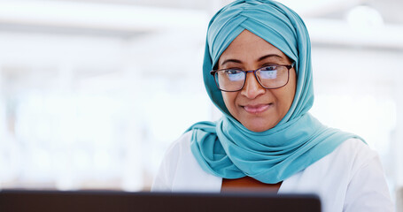 Aufkleber - Muslim business woman, face and working at laptop, email and communication with focus and technology. Worker in hijab, corporate goals with internet, networking and research online for project