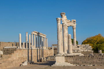 Fototapete - Temple of Trajan in Pergamon, Turkey